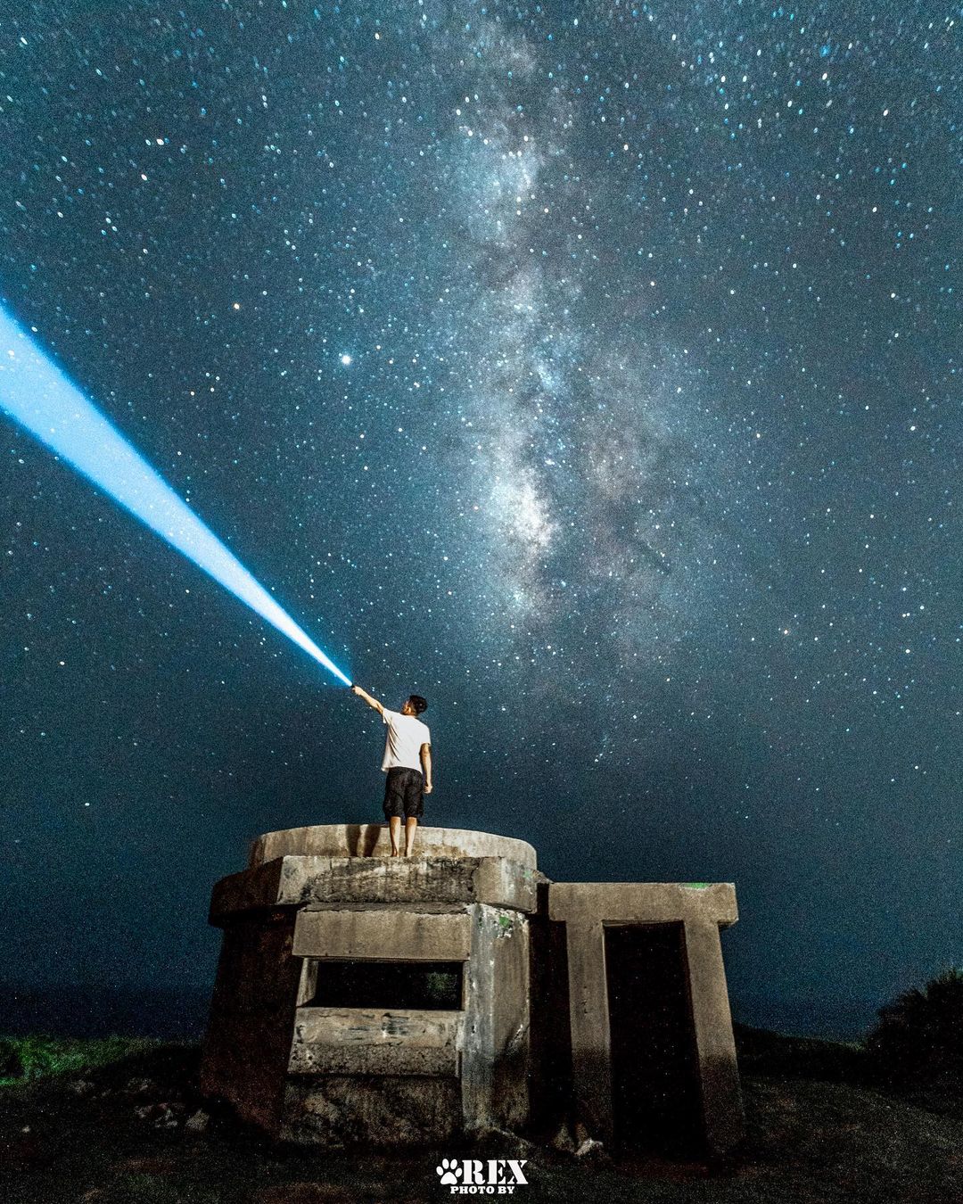 於綠島景點帆船鼻大草原夜間星空照。