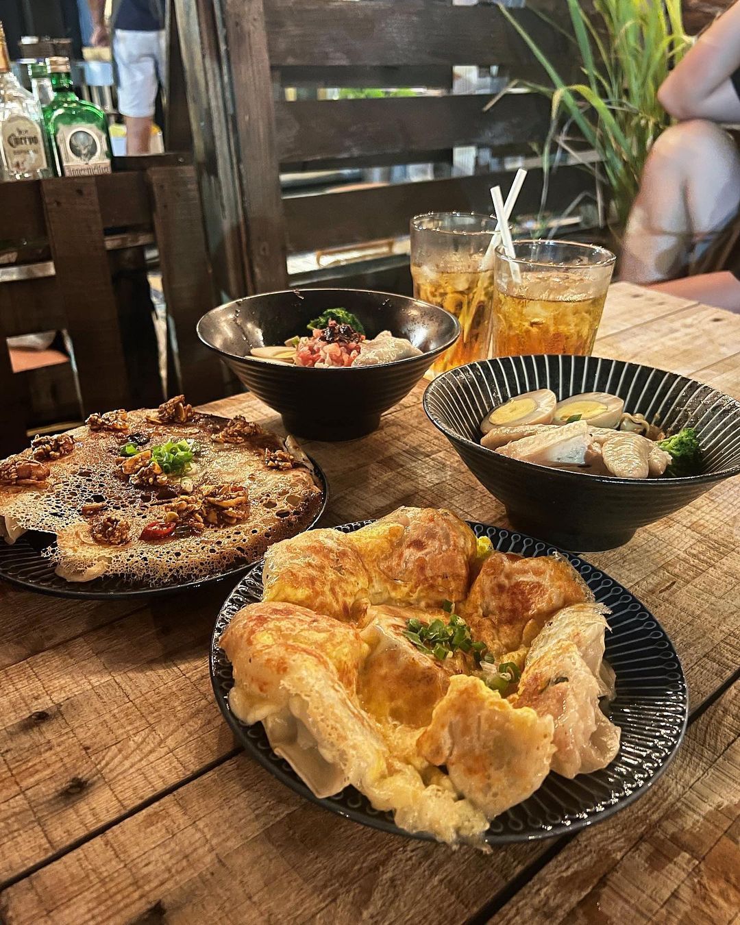 綠島特色餐酒歸海食堂餐點，拌麵、烘蛋及冰花燒煎餃