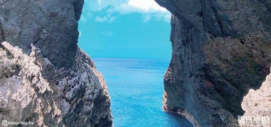 蘭嶼情人洞海蝕門景點-朝聖大自然鬼斧神工的絕美巨石海拱門